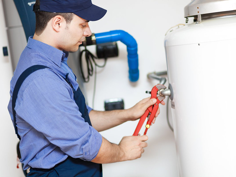 Foto de técnico reparando Termo Beretta.