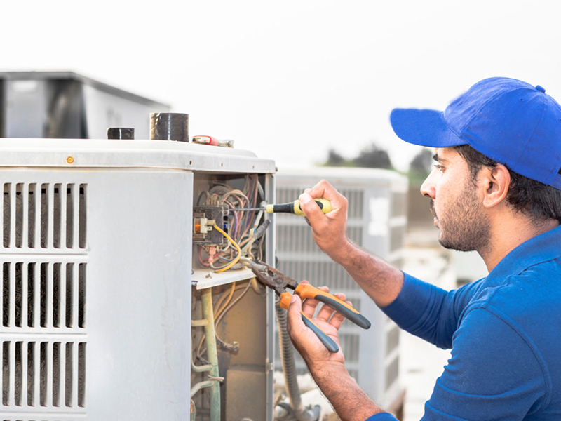 Foto de técnico reparando Bomba de Calor Beretta.